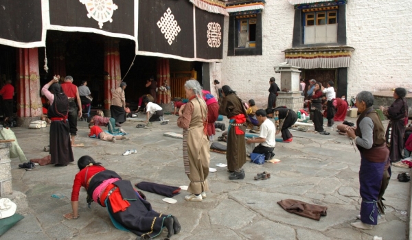 Pilgrims – Jokhang Temple