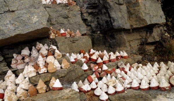 Tsa-tsa – offerings in holy cave