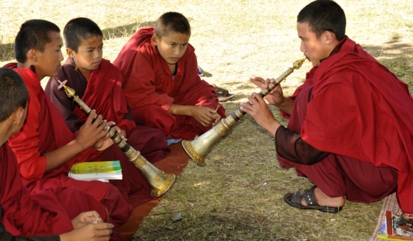 Monks playing Lingm