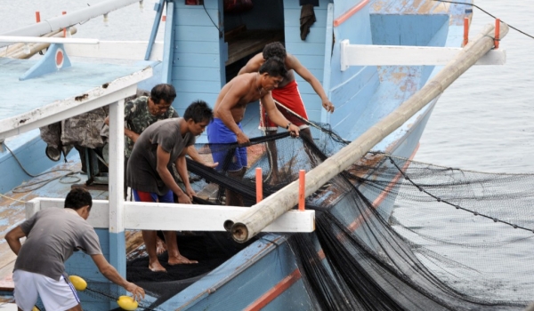Fishermen preparing the net